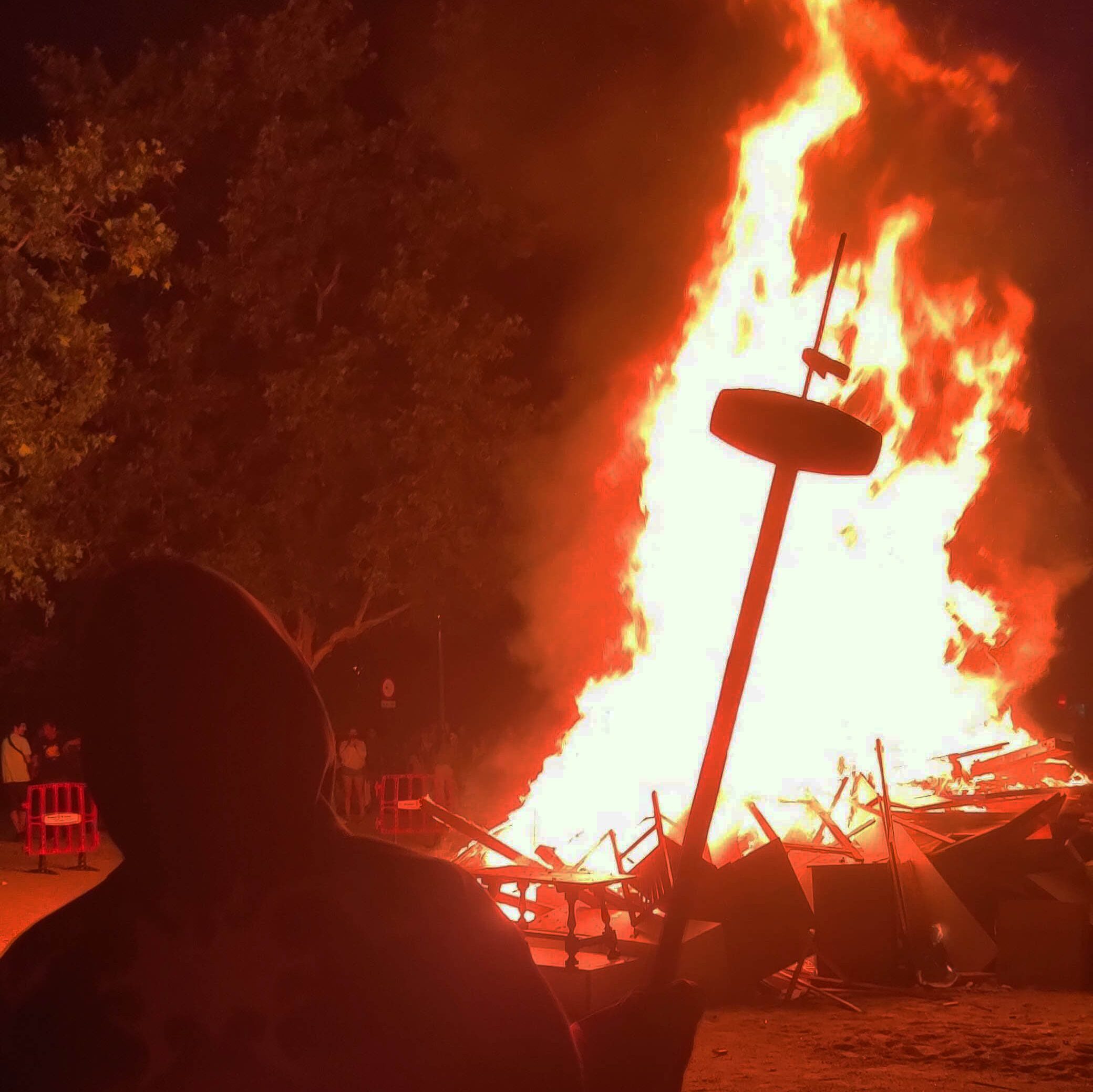 Una diablessa de Ca n'Aurell, gaudint de la foguera de la festa de la Flama del Canigó i la Revetlla Popular 2023